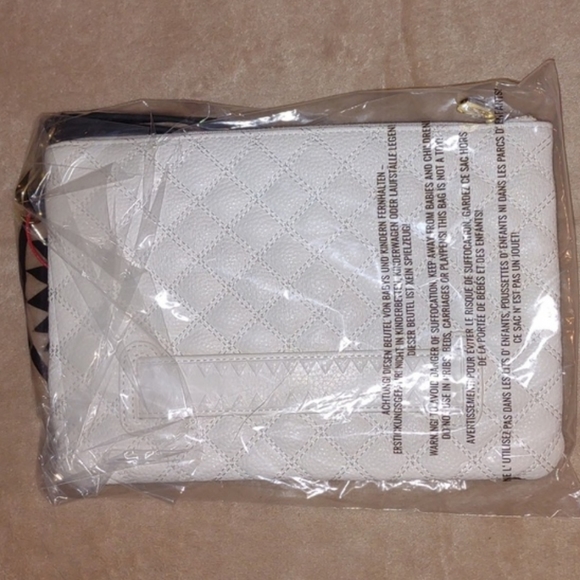 ๐SPRAYGROUND ๐Leveled Up SPLIT QUILT Shark Crossbody Clutch want it Now! - Picture 14 of 15